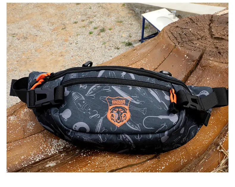 Este elegante Pack Fanny presenta un diseño audaz con un patrón de pescado juguetón y un práctico logotipo de naranja