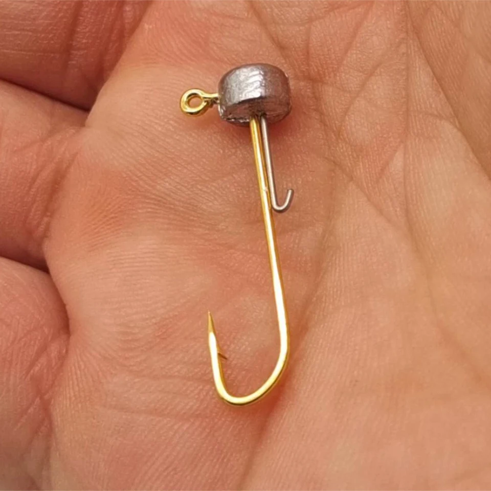 un pequeño gancho de pesca con un peso de metal unido para fundición