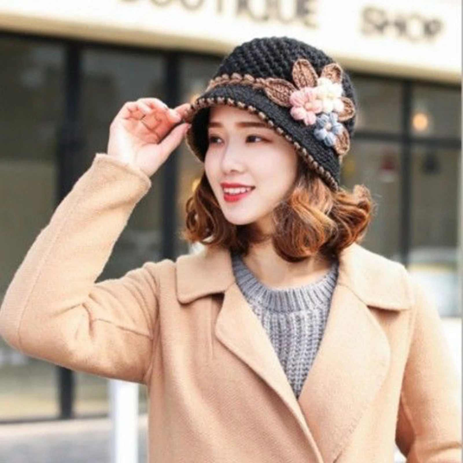 Gorro cálido a la moda, gorro tejido con diseño de flores elegante para mujer, gorro grueso a prueba de viento para invierno y exteriores, gorros para ciclismo, montar y acampar - imagen 2