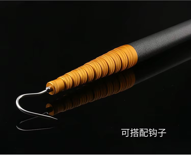 Un primer plano de un señuelo de pesca con un mango amarillo