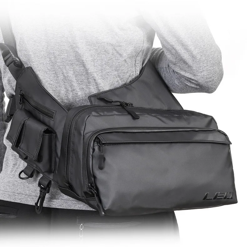 Este elegante bolso de hombro negro ofrece un amplio almacenamiento y conveniencia para el uso diario.