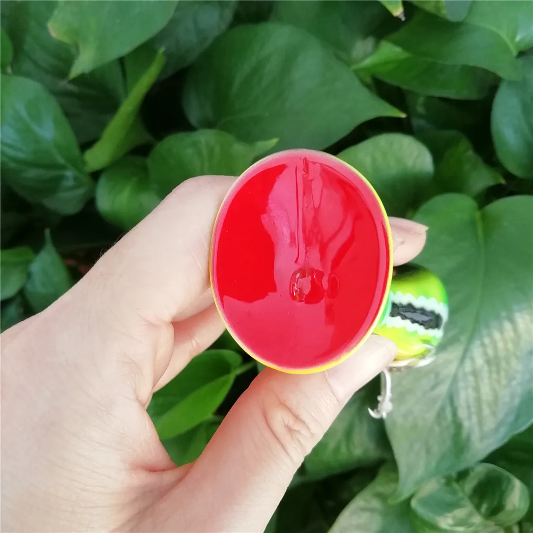 Un líquido rojo vibrante se exhibe en un contenedor colorido contra un exuberante telón de fondo verde