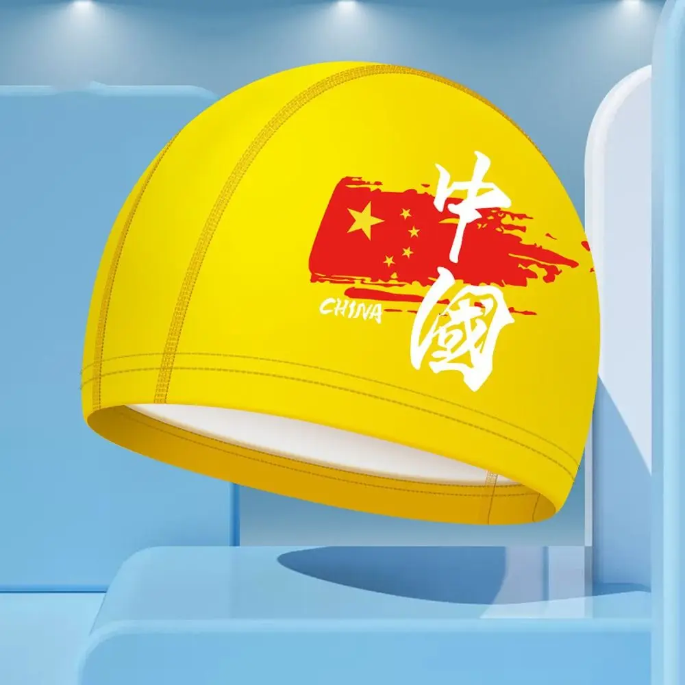 El vibrante espíritu de China se exhibe en esta gorra de natación amarilla adornada con la bandera nacional y los atrevidos caracteres chinos