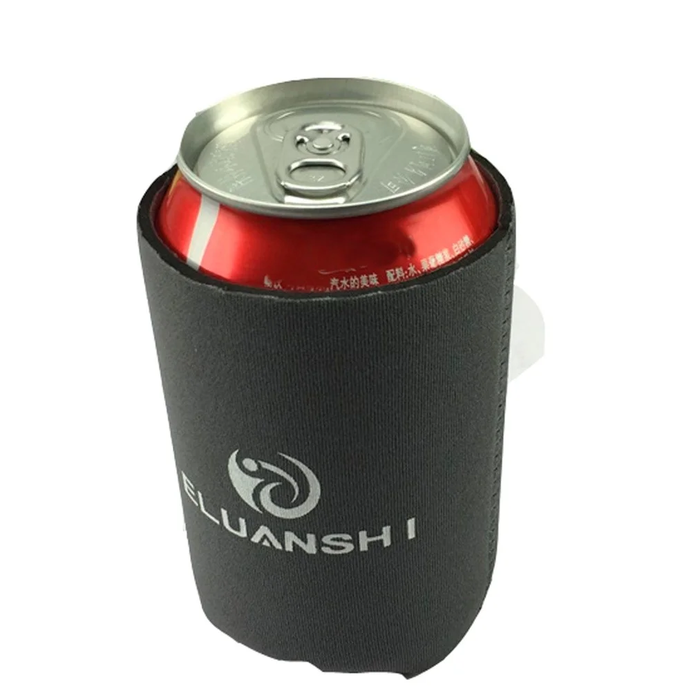 Una lata de cerveza con una funda aislante negra alrededor. La funda tiene un logotipo y un texto que parece ser el nombre de una marca. La lata en sí tiene una etiqueta roja y blanca, y la parte superior tiene un diseño de lengüeta estándar.