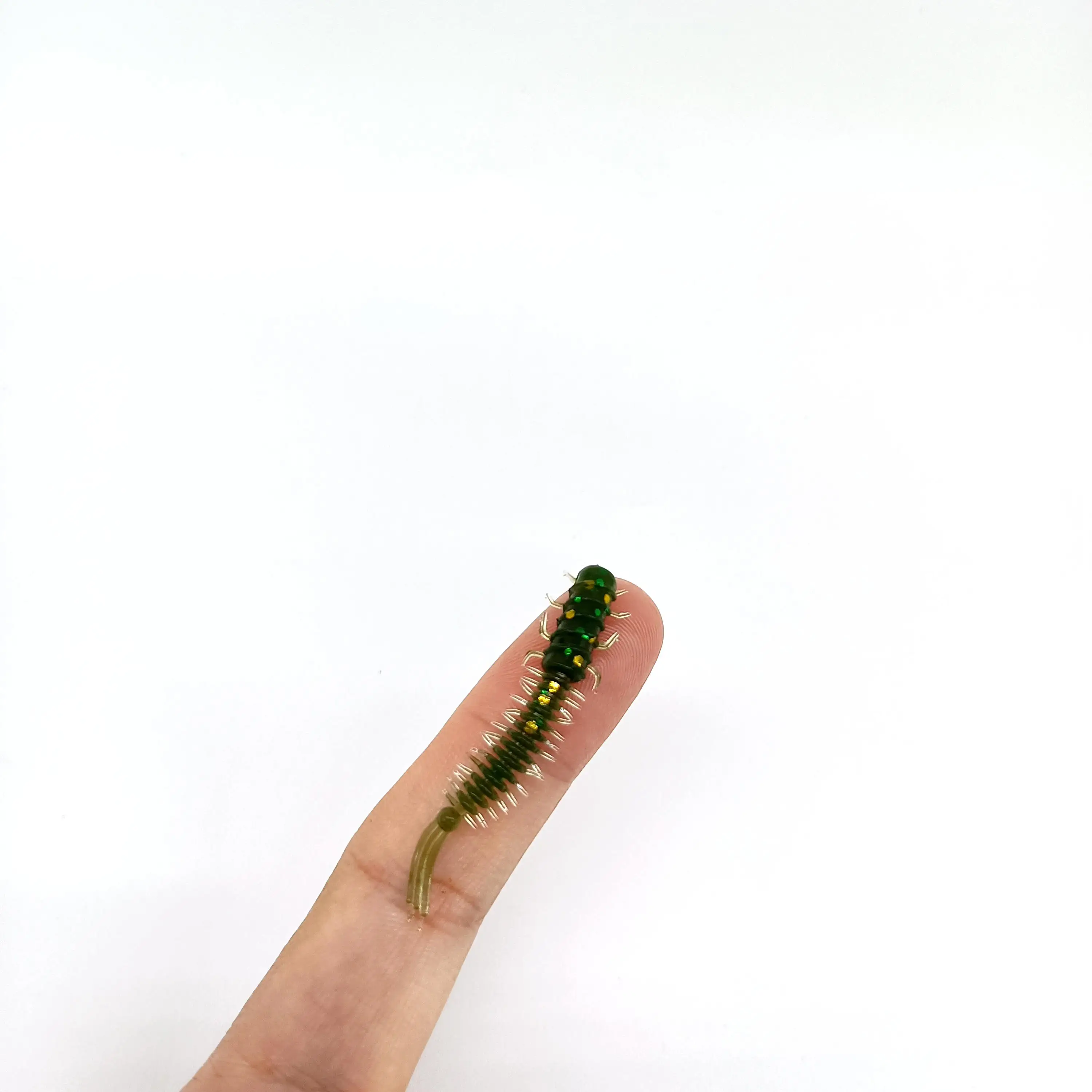 Descubra la intrincada belleza de la naturaleza con esta cautivadora oruga en un dedo