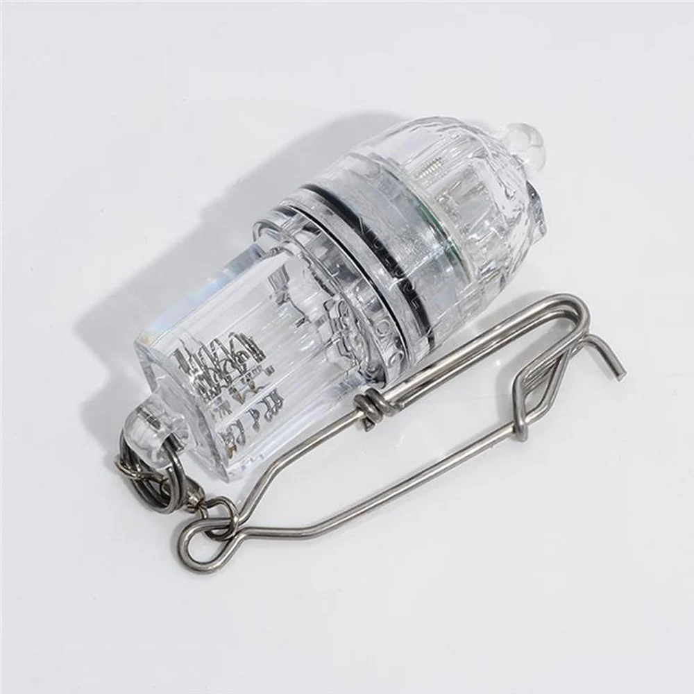 Una botella de vidrio con una cadena de plata y un gancho