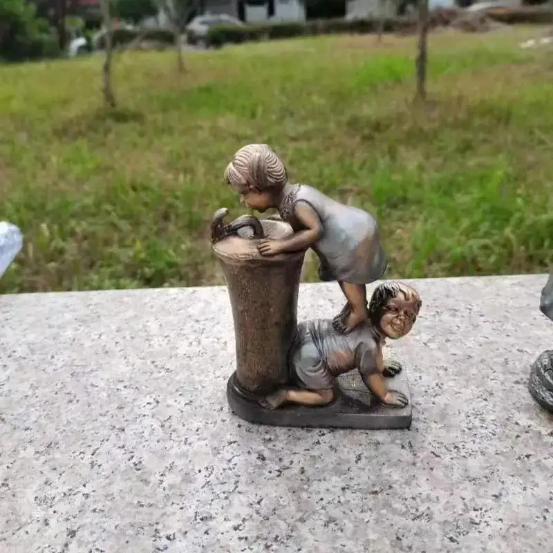 Adornos de jardín retro con figuras de niño y niña jugando en el agua - imagen 3