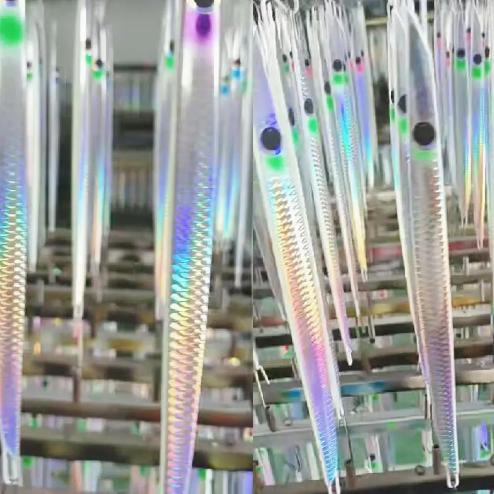 Coloridos señuelos de pesca iridiscentes cuelgan de bastidores, listos para la próxima aventura