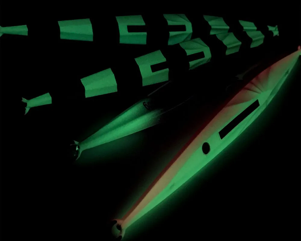 Los diseños futuristas brillantes iluminan la oscura innovación y elegancia prometedores