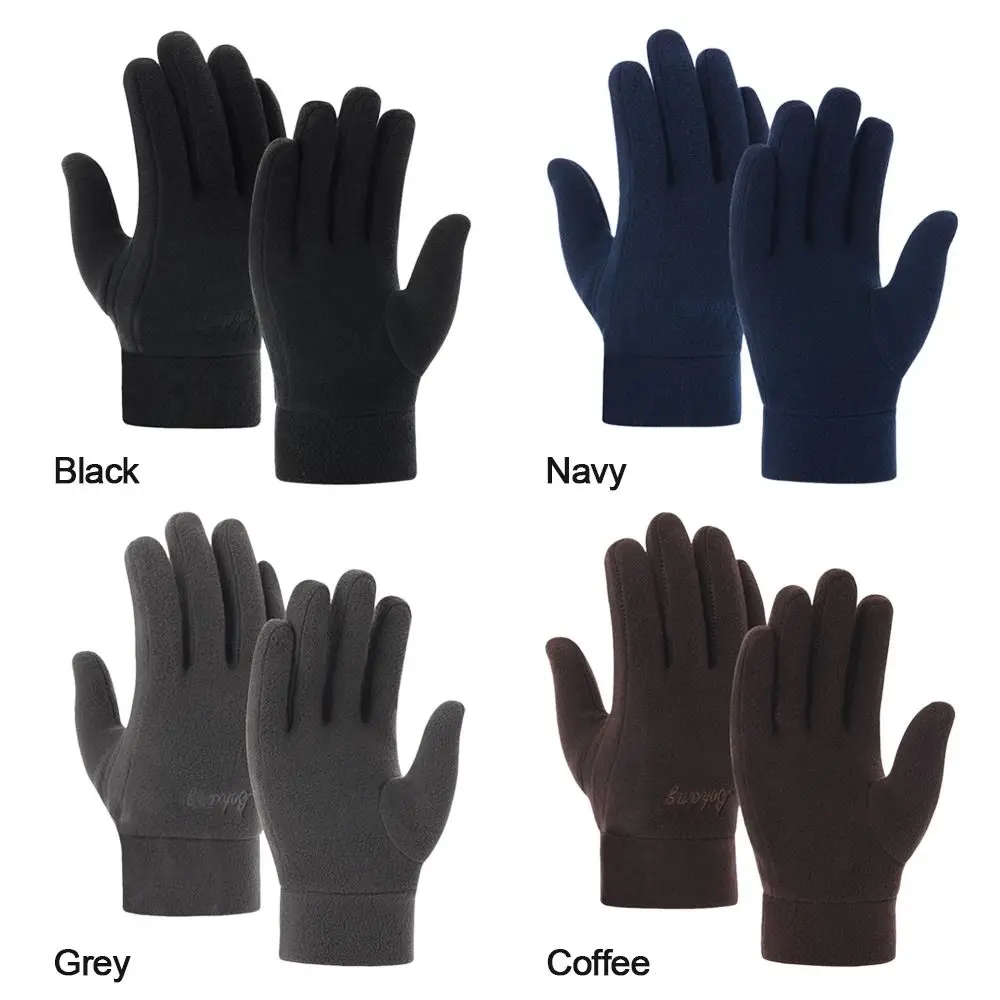 Explore nuestra gama de guantes elegantes y funcionales en colores azul marino, gris y café