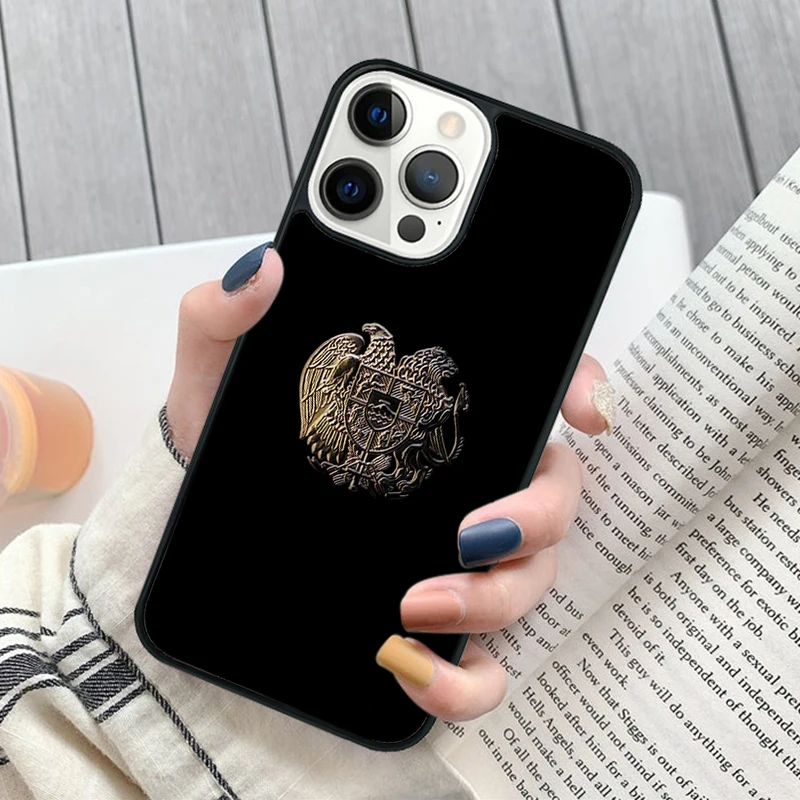 Detalle del diseño del escudo armenio en la funda