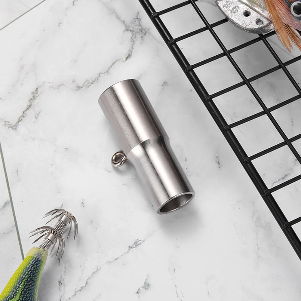 Un objeto de metal está en un mostrador de mármol