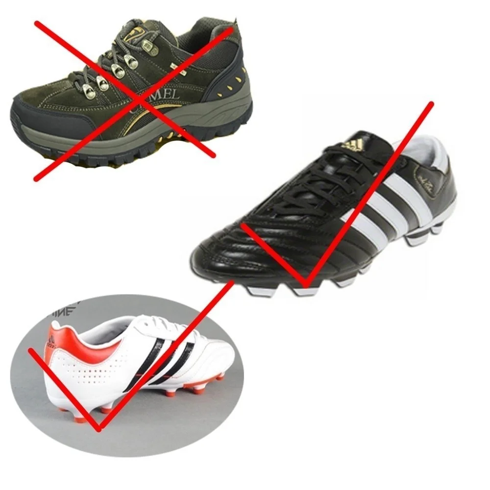 Tres pares de zapatos con líneas rojas dibujadas a través de ellos, lo que indica que no deben usarse o no son adecuados para un propósito particular. Los zapatos son: 1. Un par de zapatos negros para caminar o trekking con un dibujo prominente en la suela, adecuados para actividades al aire libre.