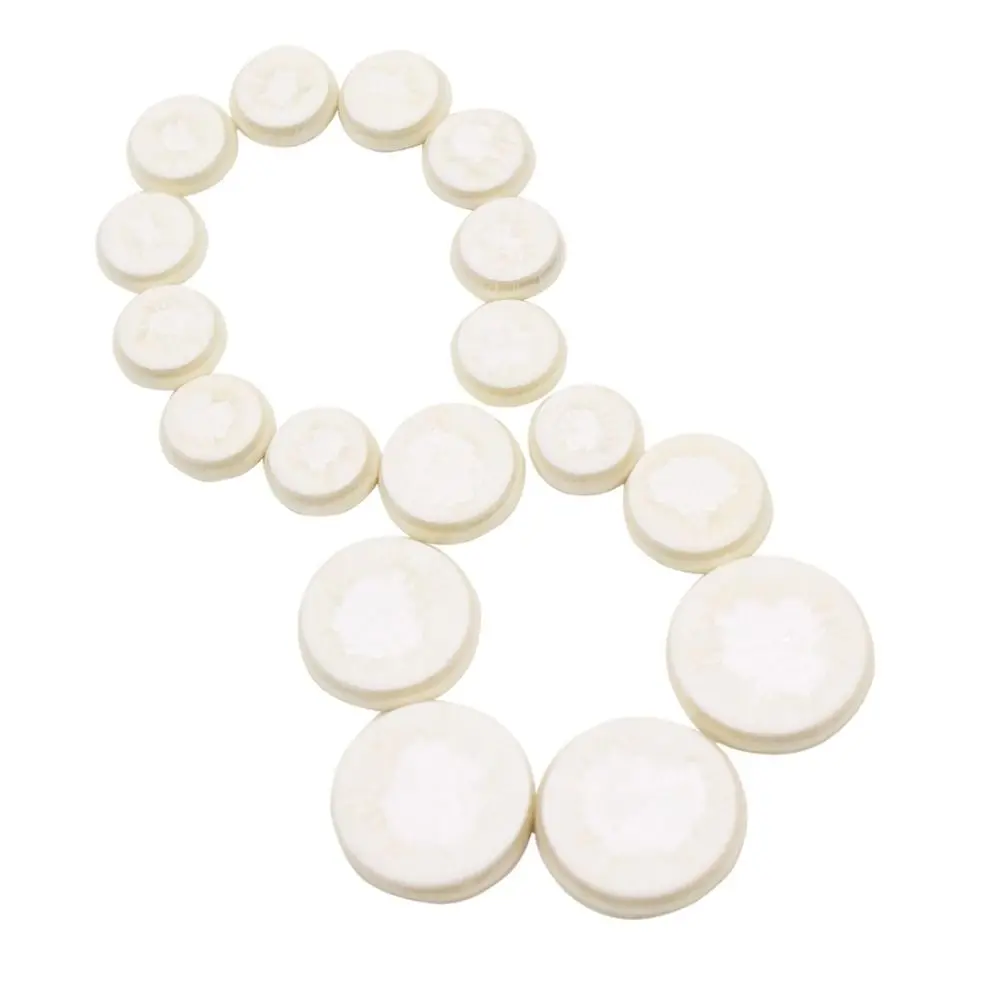 Un conjunto de objetos circulares blancos dispuestos en un bucle