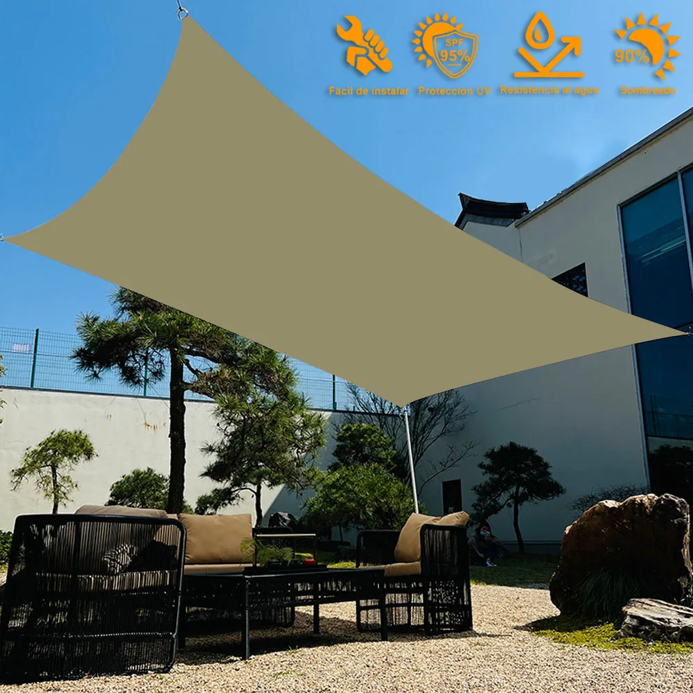 Un entorno al aire libre con una gran sombrilla de color beige que proporciona sombra sobre una zona para sentarse. Debajo de la sombrilla hay una estructura de metal negro con un cojín beige que parece un sillón.