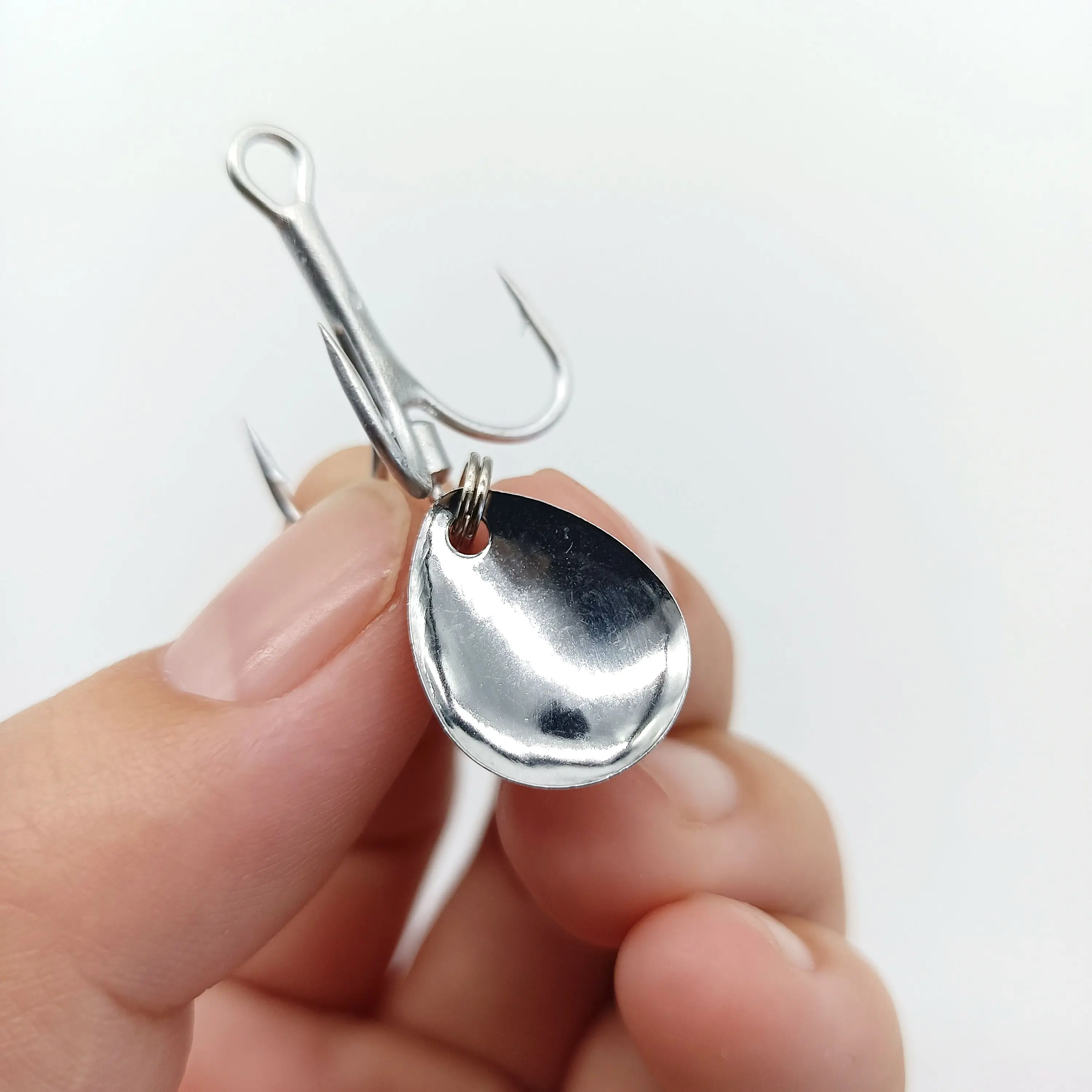 Anzuelo de pesca con lentejuelas giratorias, 1 unidad, 4 #6 #, cebo de pesca de púas de Metal, anzuelo triple con cuchara, gancho de pesca de acero de alto carbono - imagen 5