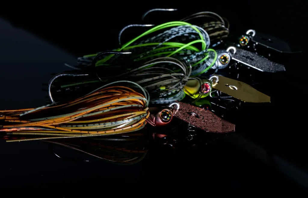 Un montón de señuelos de pesca están unidos