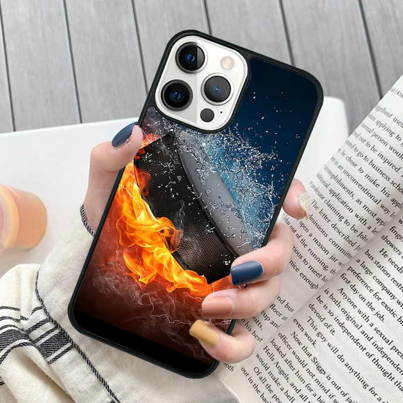 Vista frontal de la funda con diseño de disco de hockey