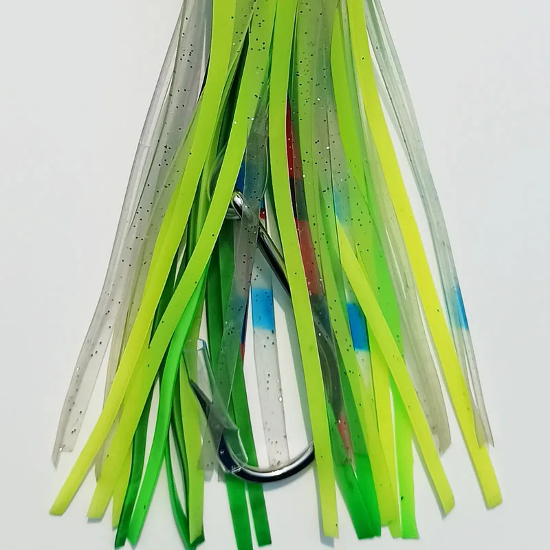 Señuelo de pesca de colores brillantes con hebras verdes y amarillas vibrantes