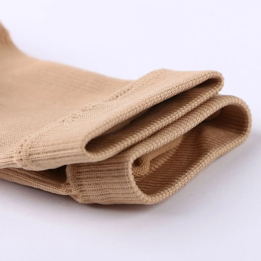 tela de punto beige que muestra su textura y elasticidad