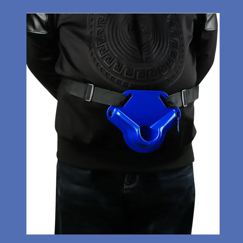 Una chaqueta elegante con un accesorio azul único adjunto a su cinturón