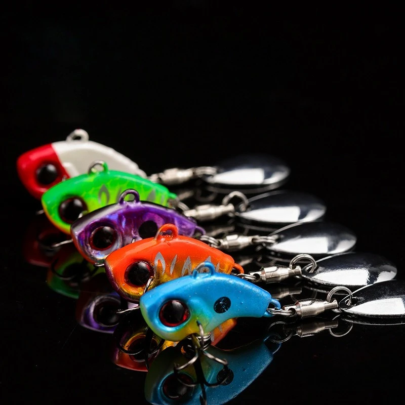 Señuelos de pesca de metal VIB dispuestos sobre fondo oscuro