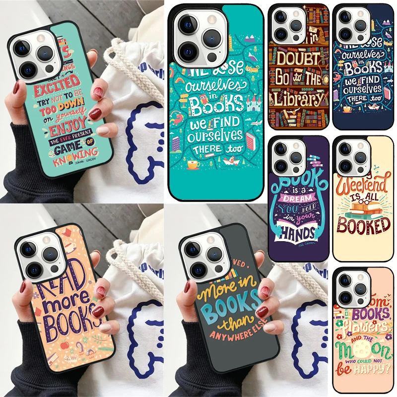 Funda iPhone con diseño de biblioteca vintage – Citas literarias y estantería