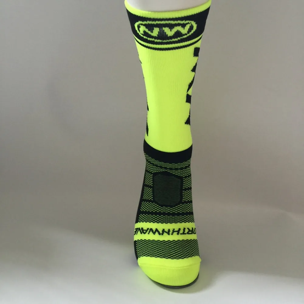 Un calcetín amarillo y negro con las letras que no sean