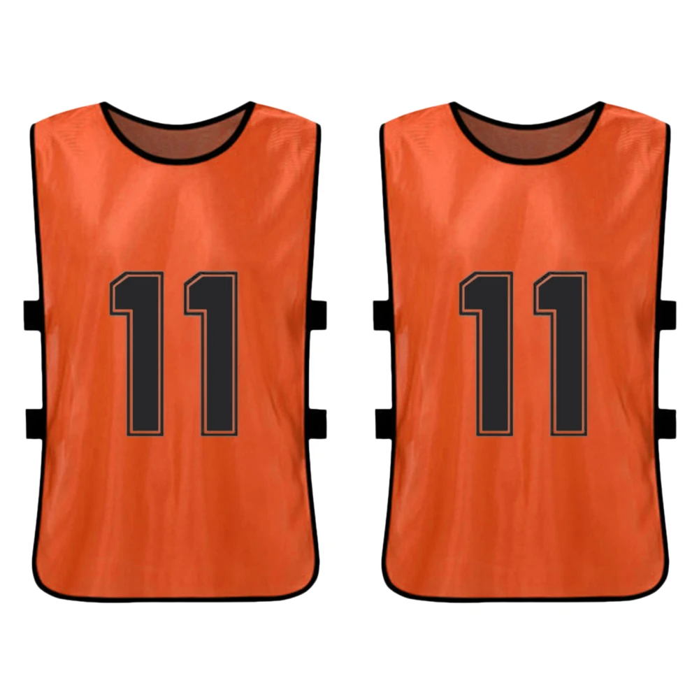 Pinnies de naranja con números negros para la identificación del equipo