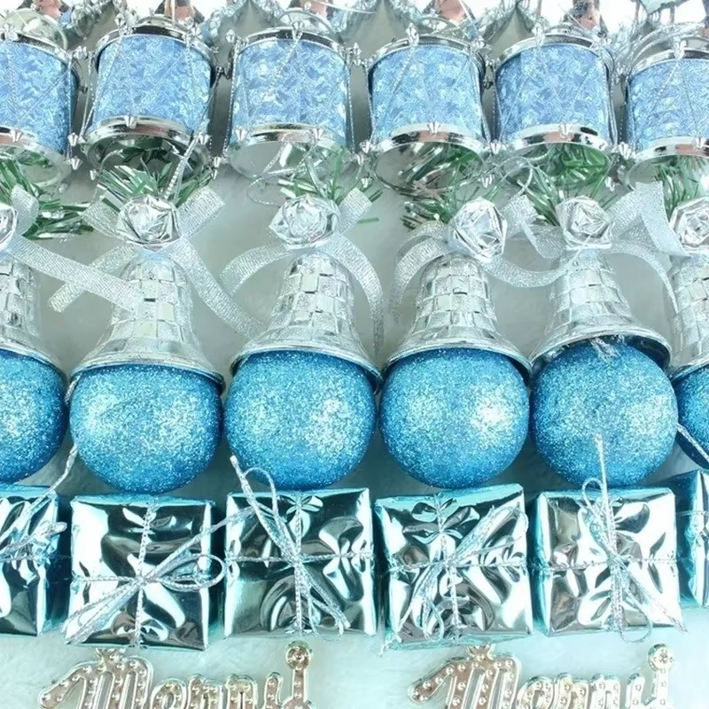Adornos en tonos azul y plata