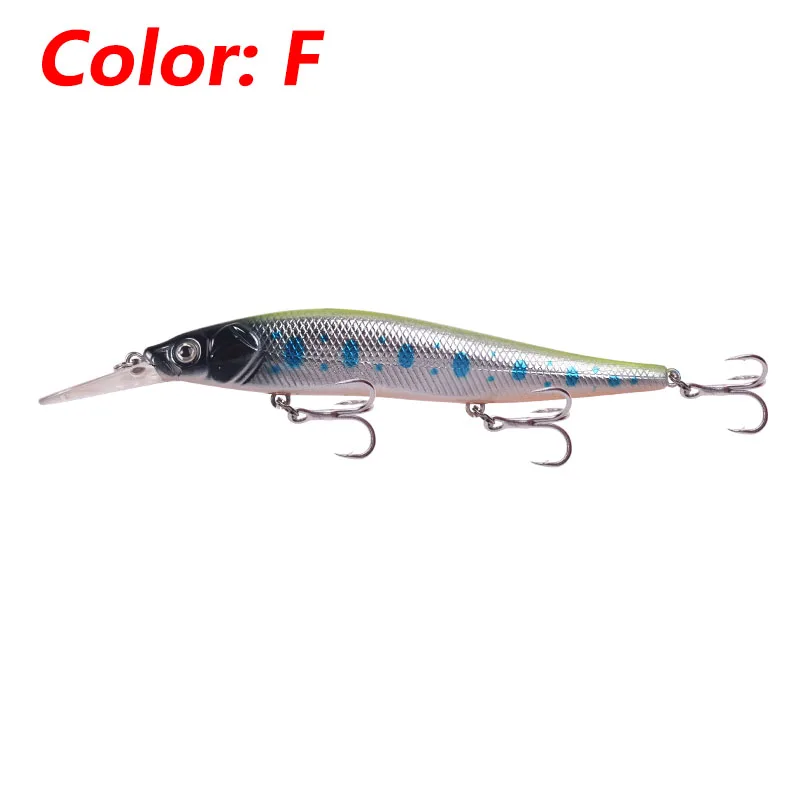 Un señuelo de pesca. Parece ser un tipo de cebo artificial diseñado para parecerse a un pez, con un cuerpo que tiene un acabado metálico o reflectante, posiblemente con un patrón para imitar las escamas de un pez real.