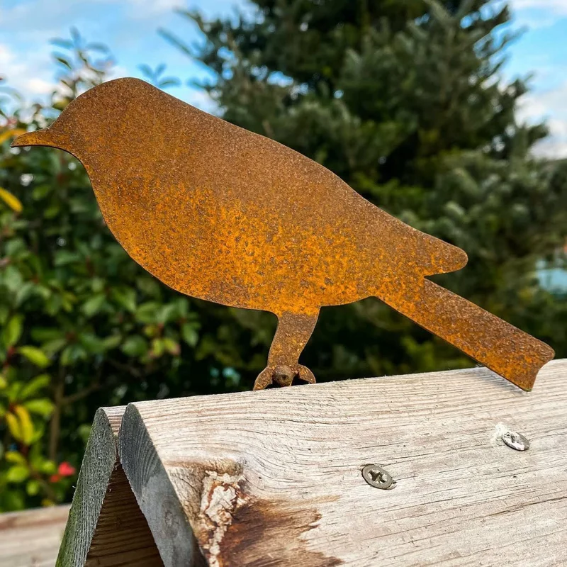 Siluetas de pájaros en metal oxidado para jardín