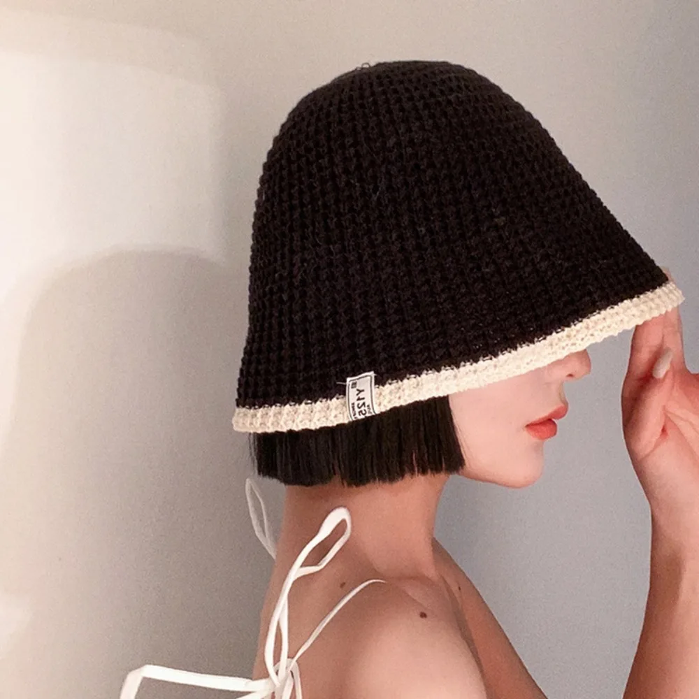 Un sombrero de punto elegante con un borde contrastante agrega un toque de elegancia a cualquier atuendo
