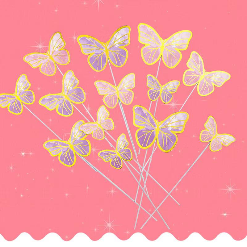 Conjunto de mariposas sobre mesa de postre