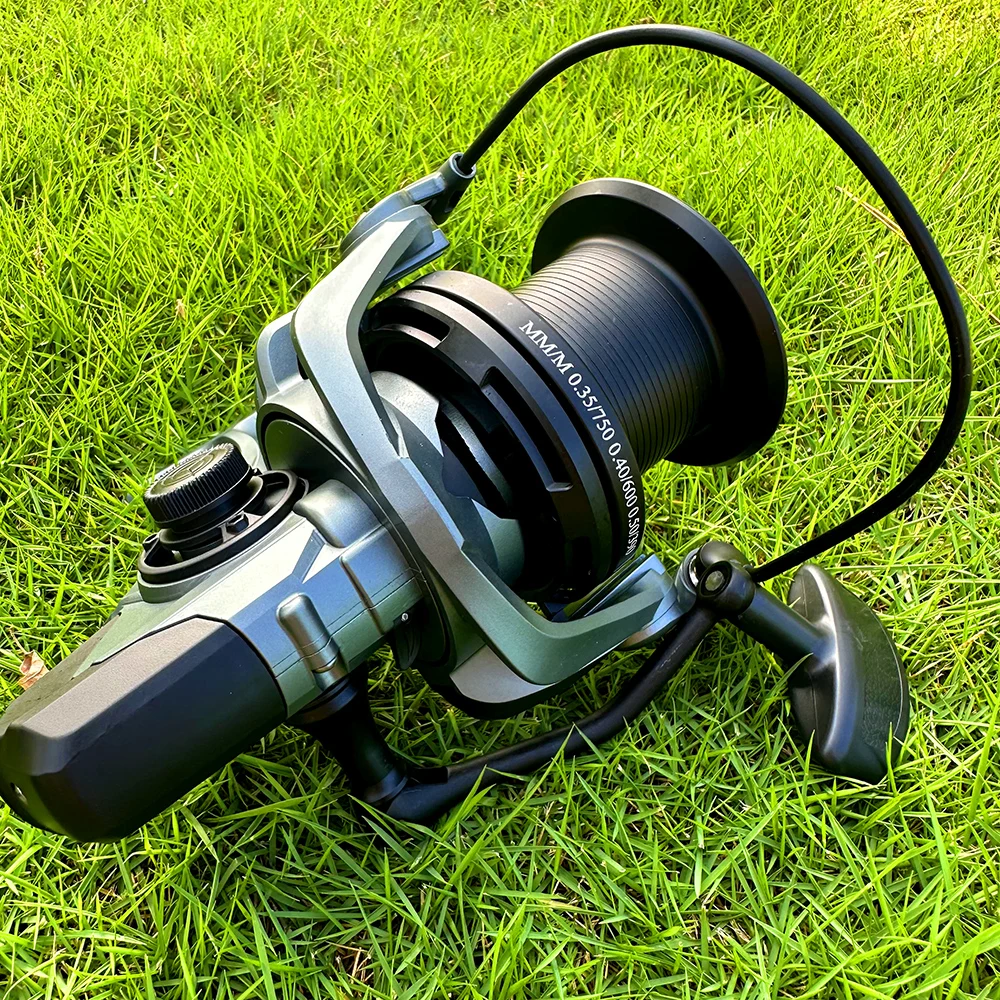 Carrete de pesca de carpa, rueda alimentadora giratoria, serie 9000 12000 14000, arrastre máximo de 20kg, relación de engranaje 4,8:1, pesca de Surf curricán de agua salada - imagen 5