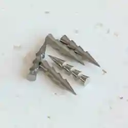 Pesas de tungsteno con uñas para pesca – firmes y discretas