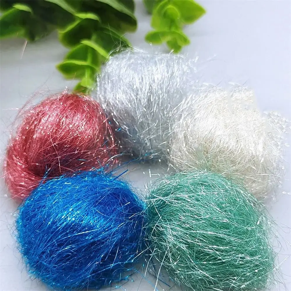 Hilos brillantes en blanco rojo, azul y verde crean un ambiente vibrante y festivo