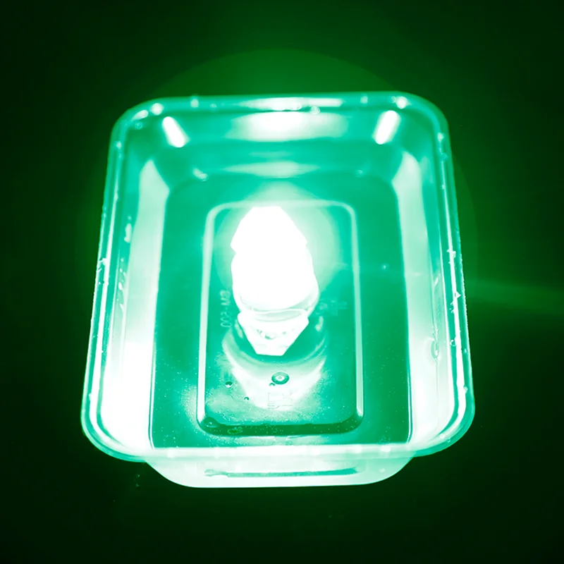Una luz verde en un recipiente de plástico