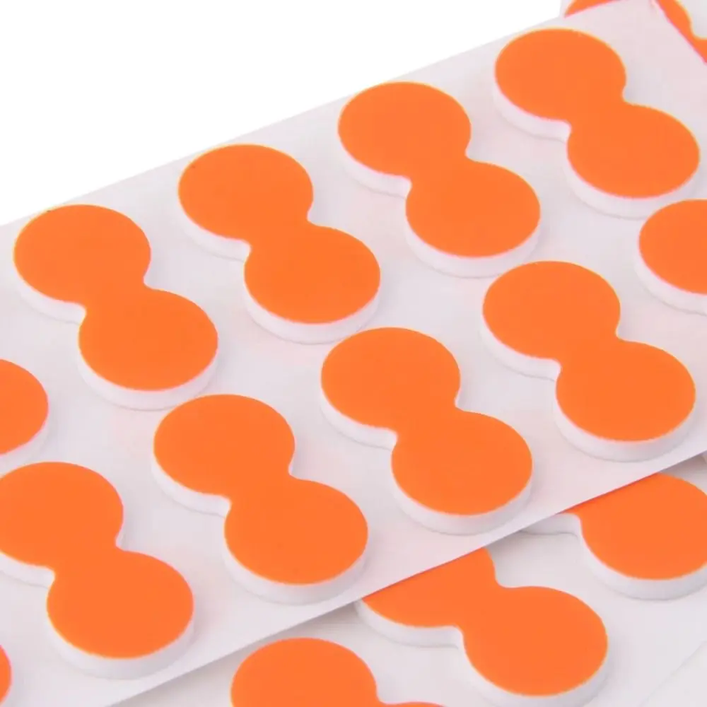 Un fondo blanco con círculos de naranja