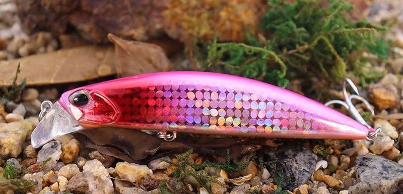 Un señuelo de pesca rosa vibrante con un acabado brillante perfecto para captar peces