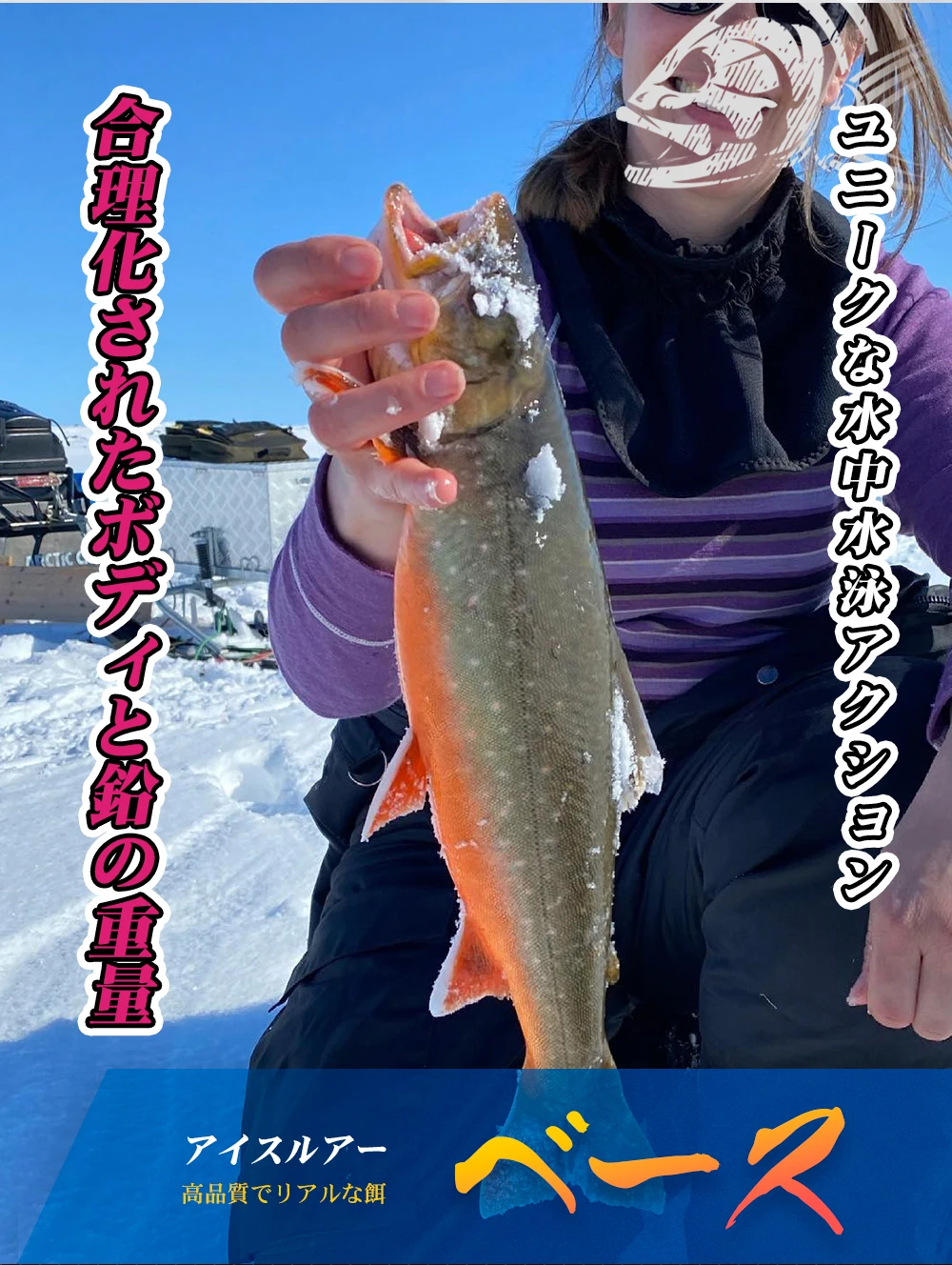 Una persona sosteniendo un pez en la nieve