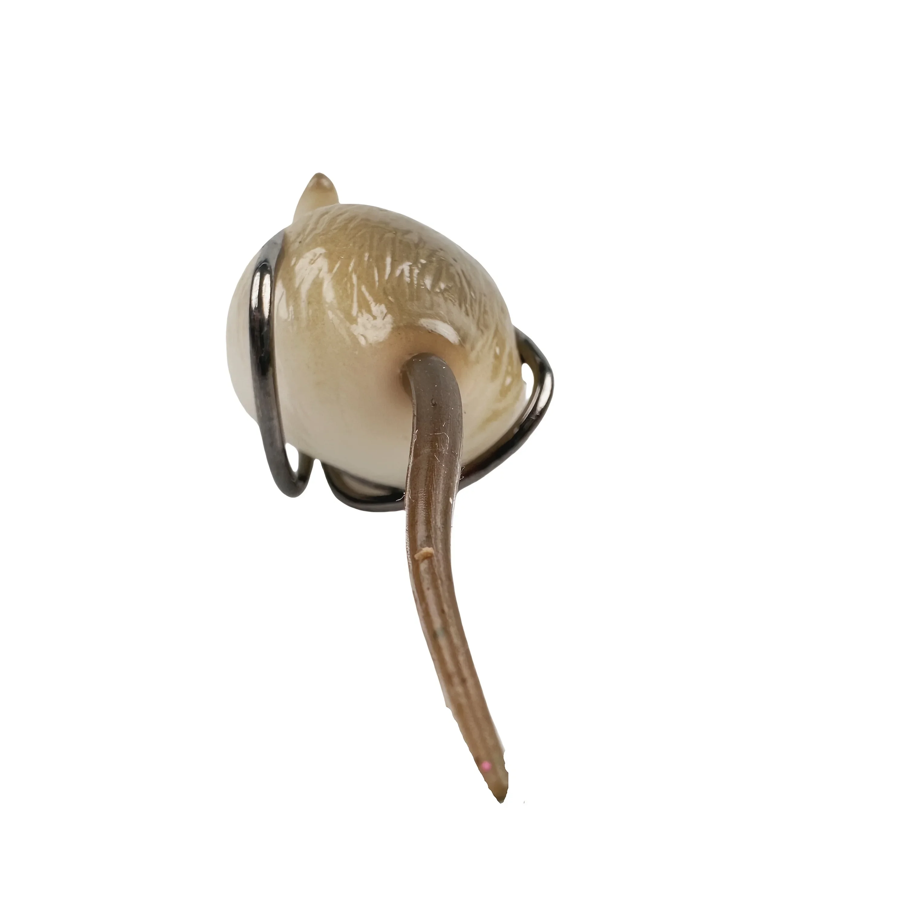 Una figura de ratón estilizada única con un acabado suave y brillante y una cola larga, diseñada para fines decorativos