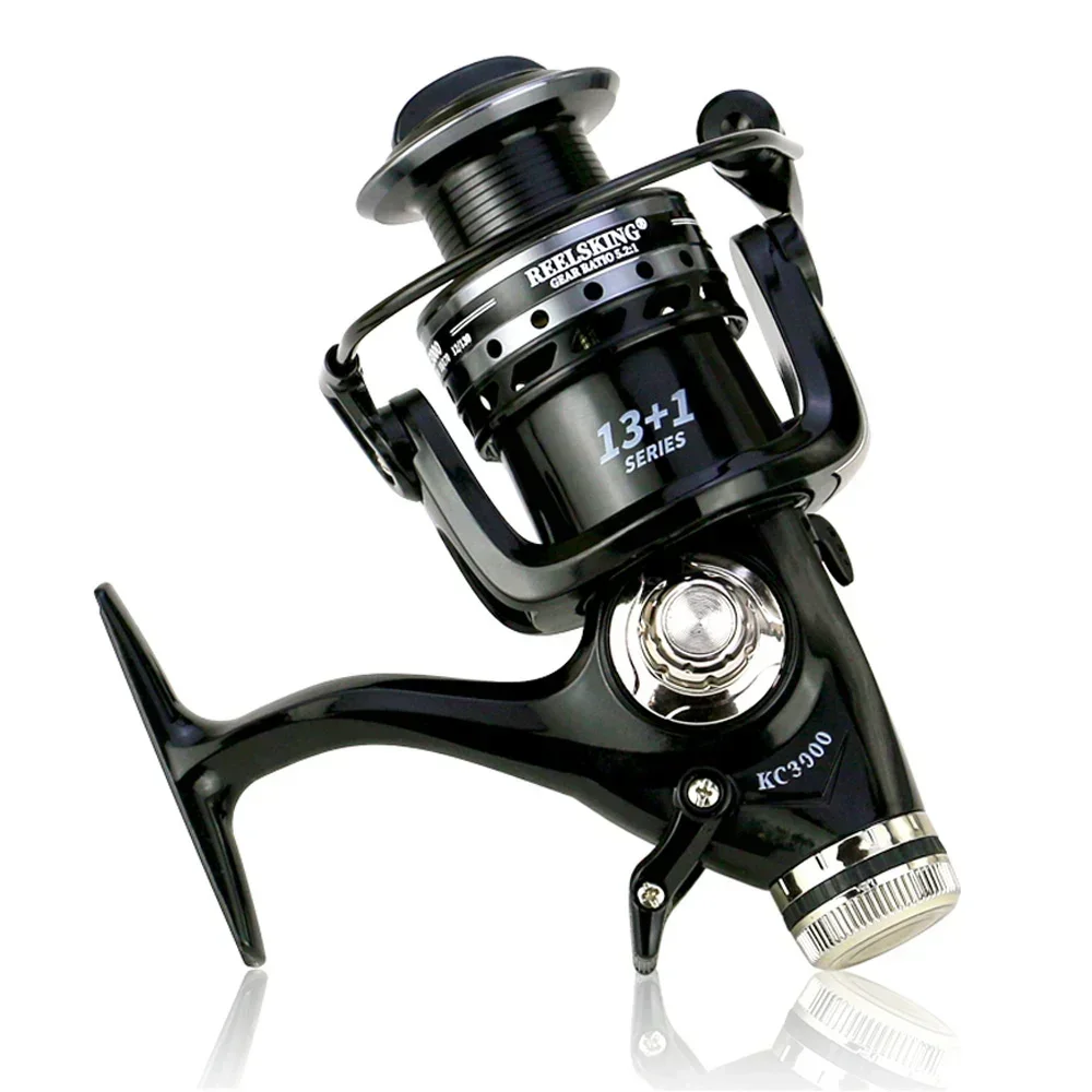 Un carrete de pesca negro y plateado