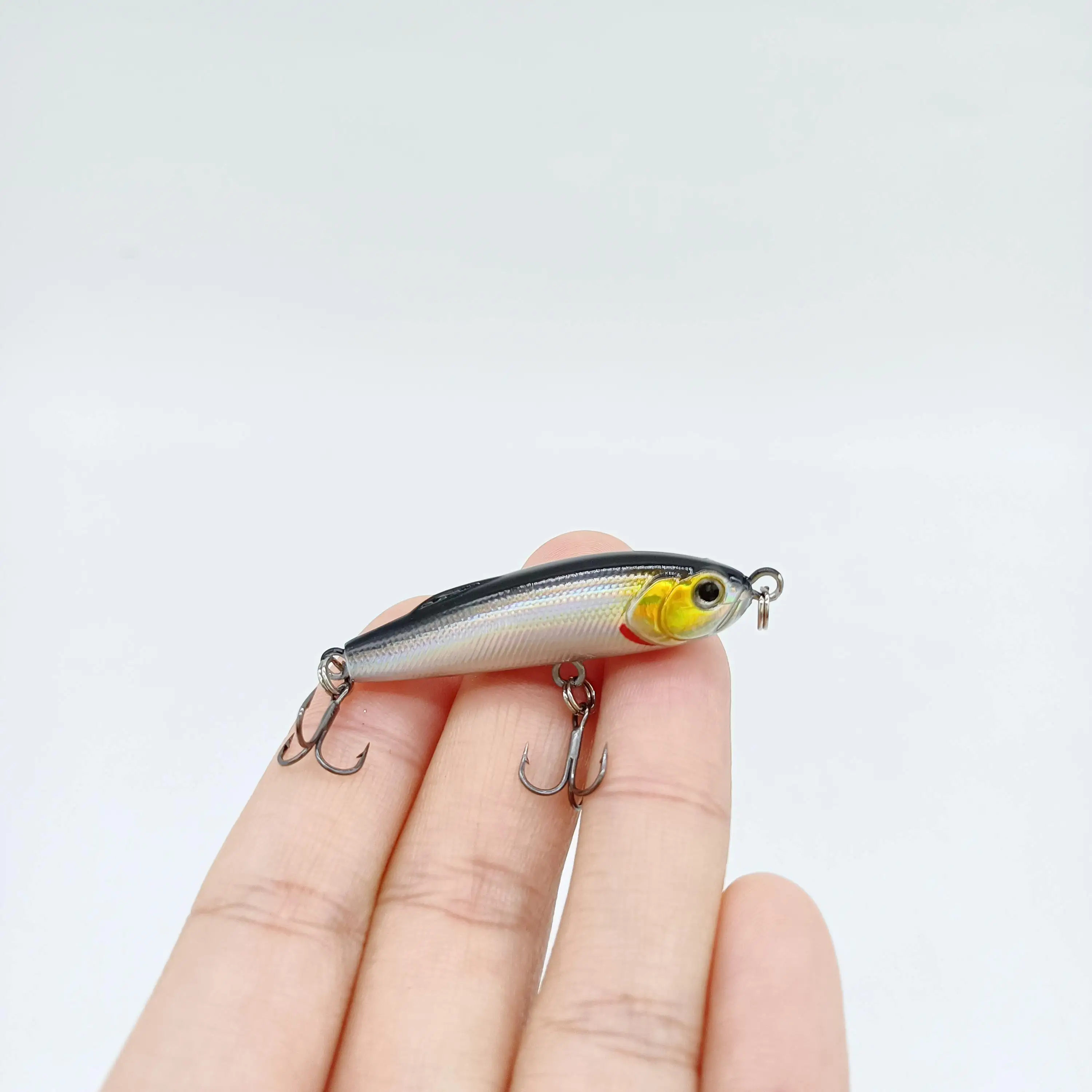 un pequeño señuelo de pesca con un diseño realista perfecto para captar peces