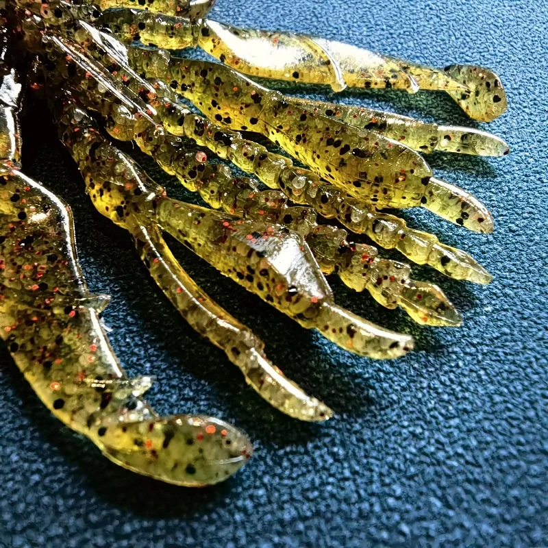 Un primer plano de un señuelo verde y amarillo