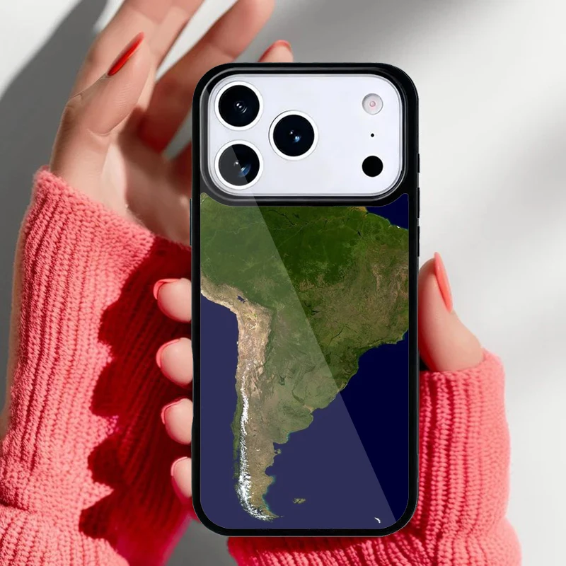 Funda mostrando el mapa de América del Sur en la parte trasera del iPhone