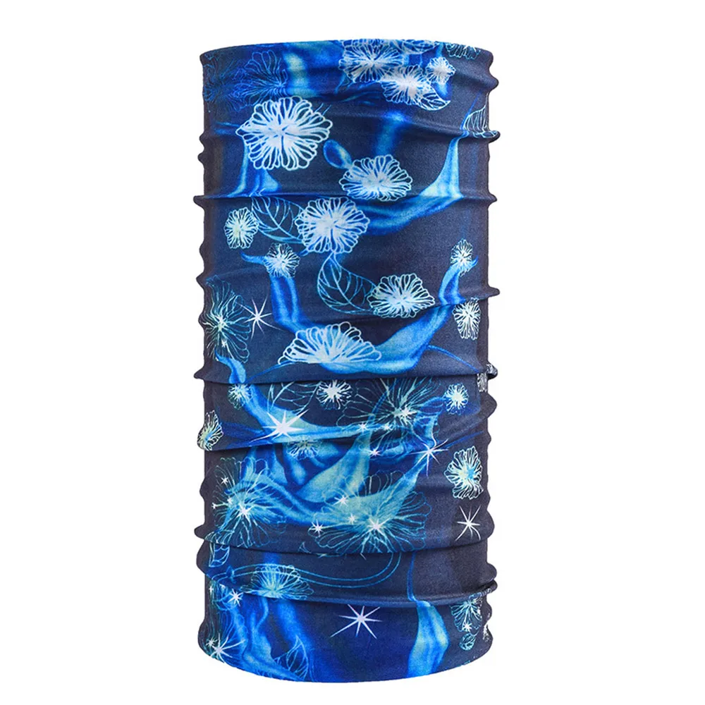 Una bufanda azul con un diseño blanco y blanco