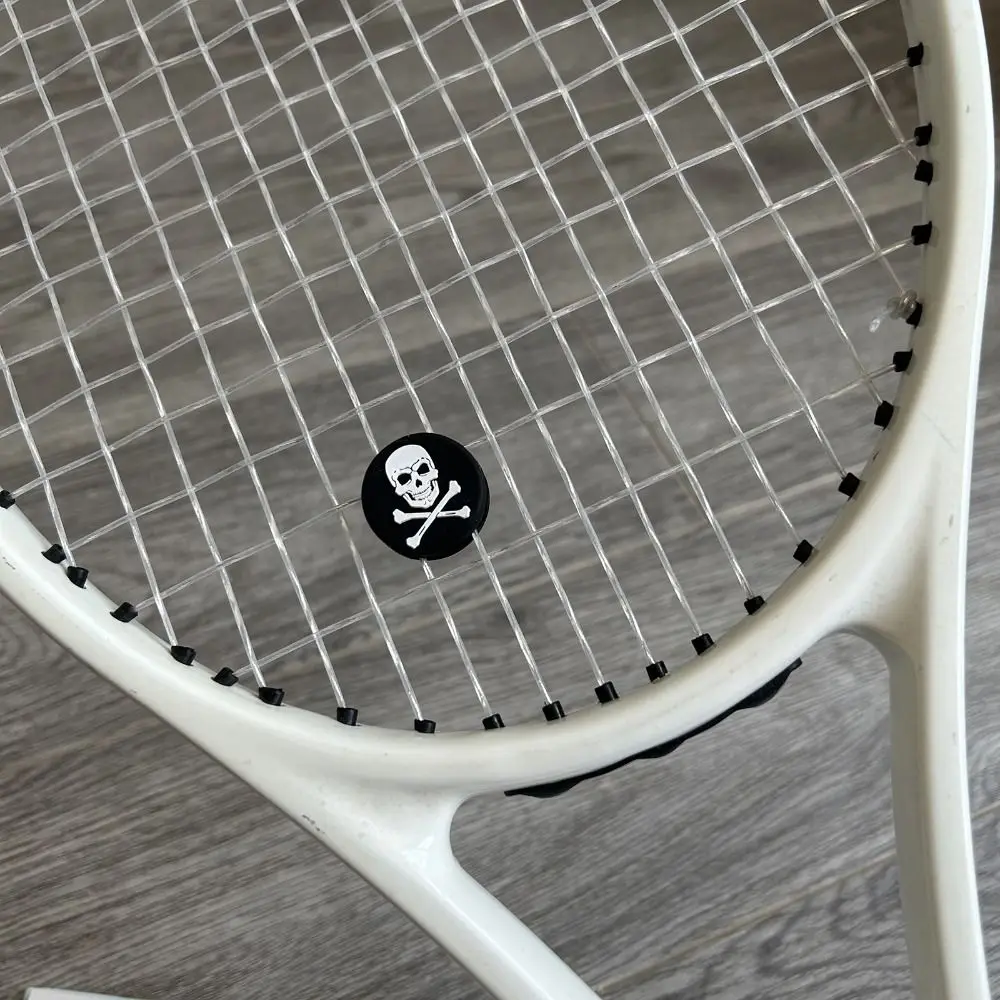 Una elegante raqueta de tenis blanca con un emblema de calavera y huesos