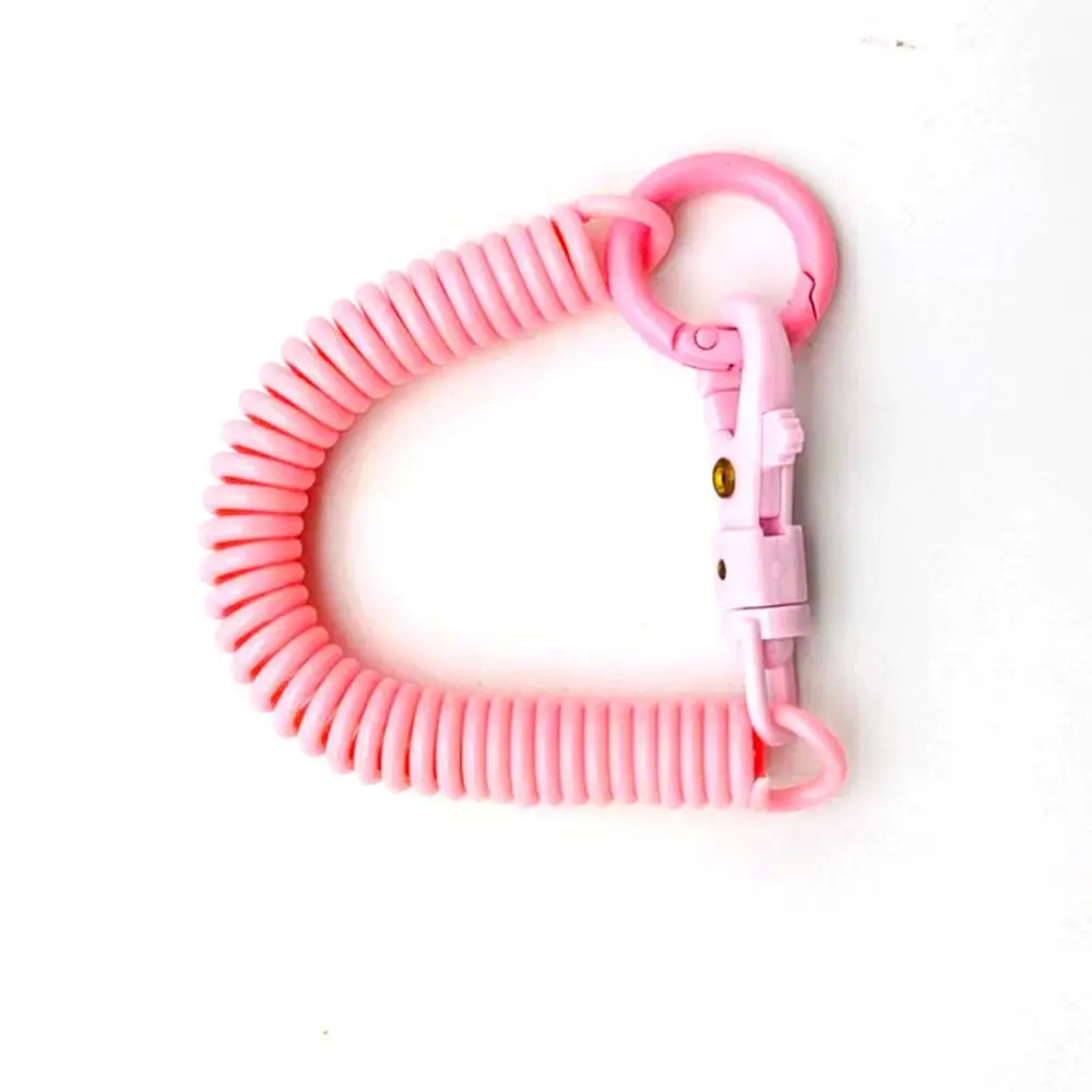 Este clip rosado en espiral es perfecto para organizar y transportar artículos pequeños.