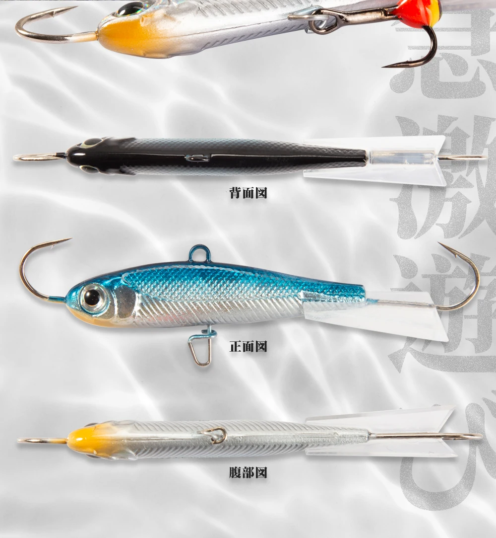 Se muestran tres ganchos de pesca con pescado